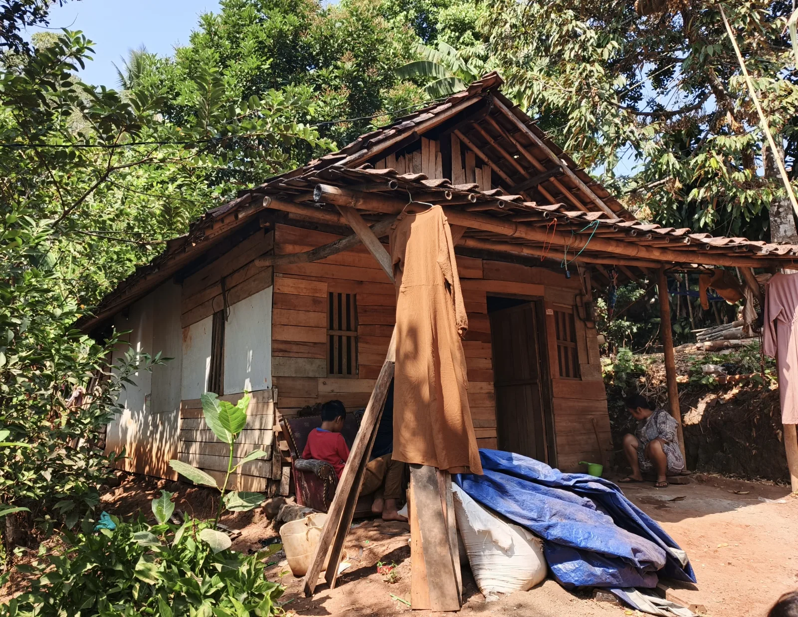 Dukung Program Rumah Gratis OPSHID, 2 Batalyon Brimob Pekalongan Turut Gotong Royong Bantu Proses Pembangunan