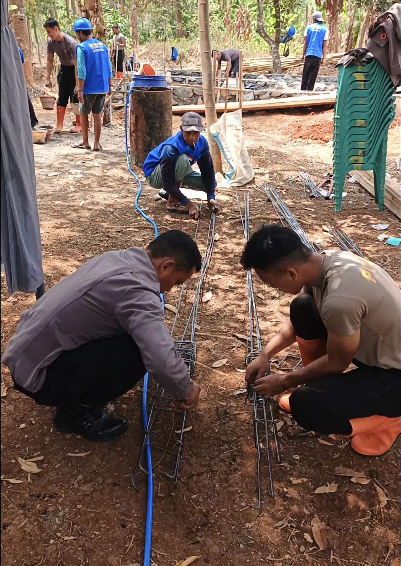 Dukung Program Rumah Gratis OPSHID, 2 Batalyon Brimob Pekalongan Turut Gotong Royong Bantu Proses Pembangunan