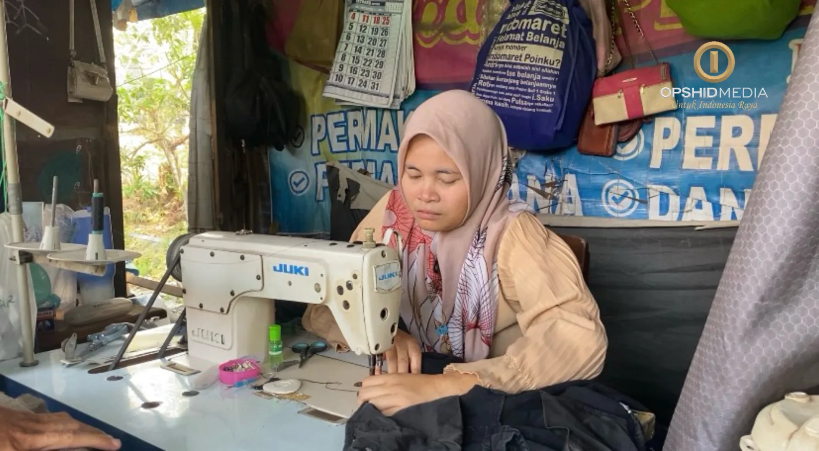 Tinggal di Kios Jahit Karena Rumah Rapuh. Kini Buchori Dapat Rumah Gratis
