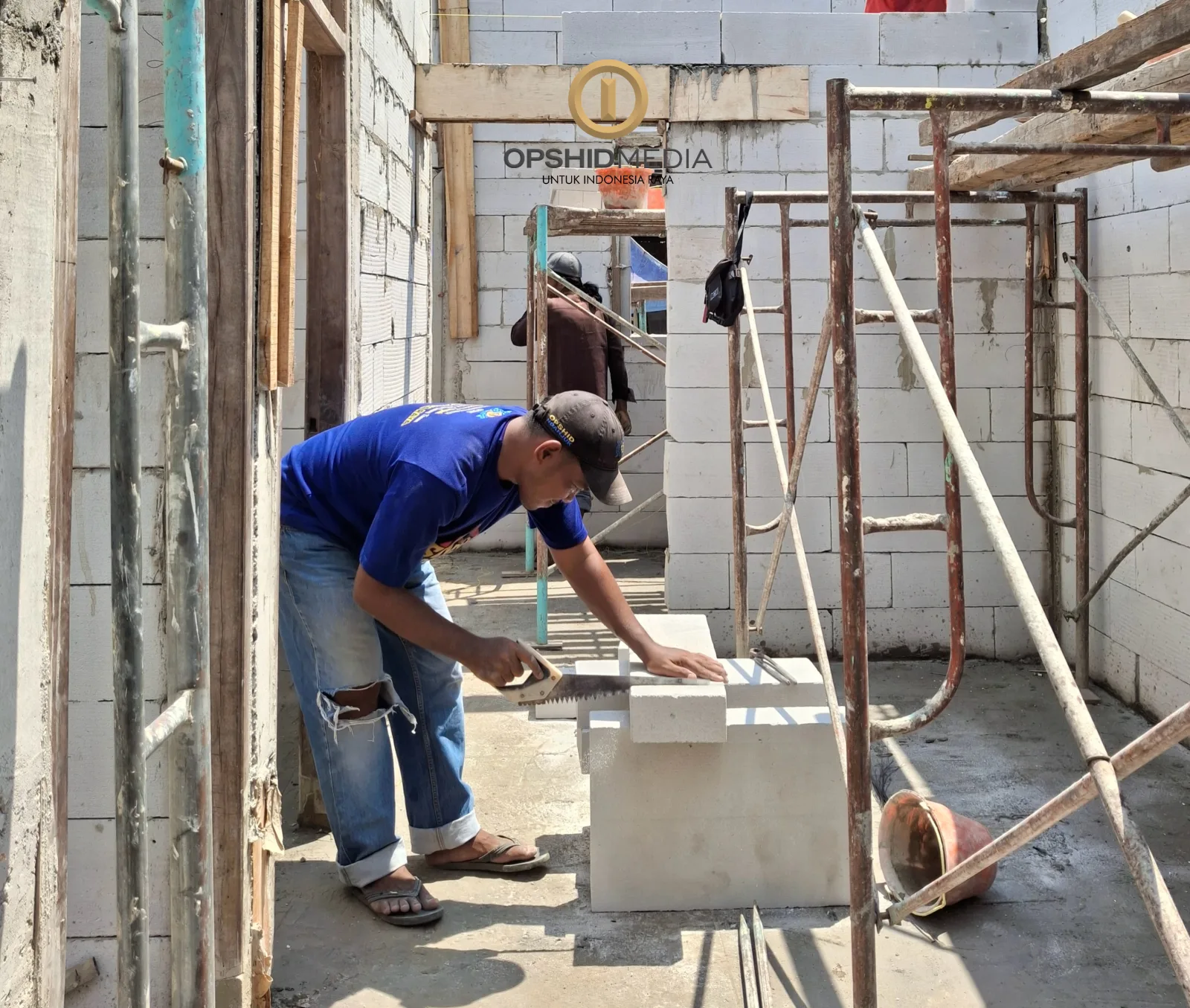 Tinggal di Kios Jahit Karena Rumahnya Rapuh. Kini Buchori Dapat Rumah Gratis