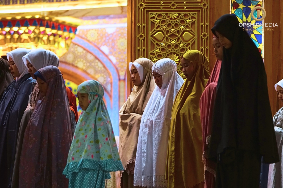 jamaah sholat bukber.jpg (614 KB)
