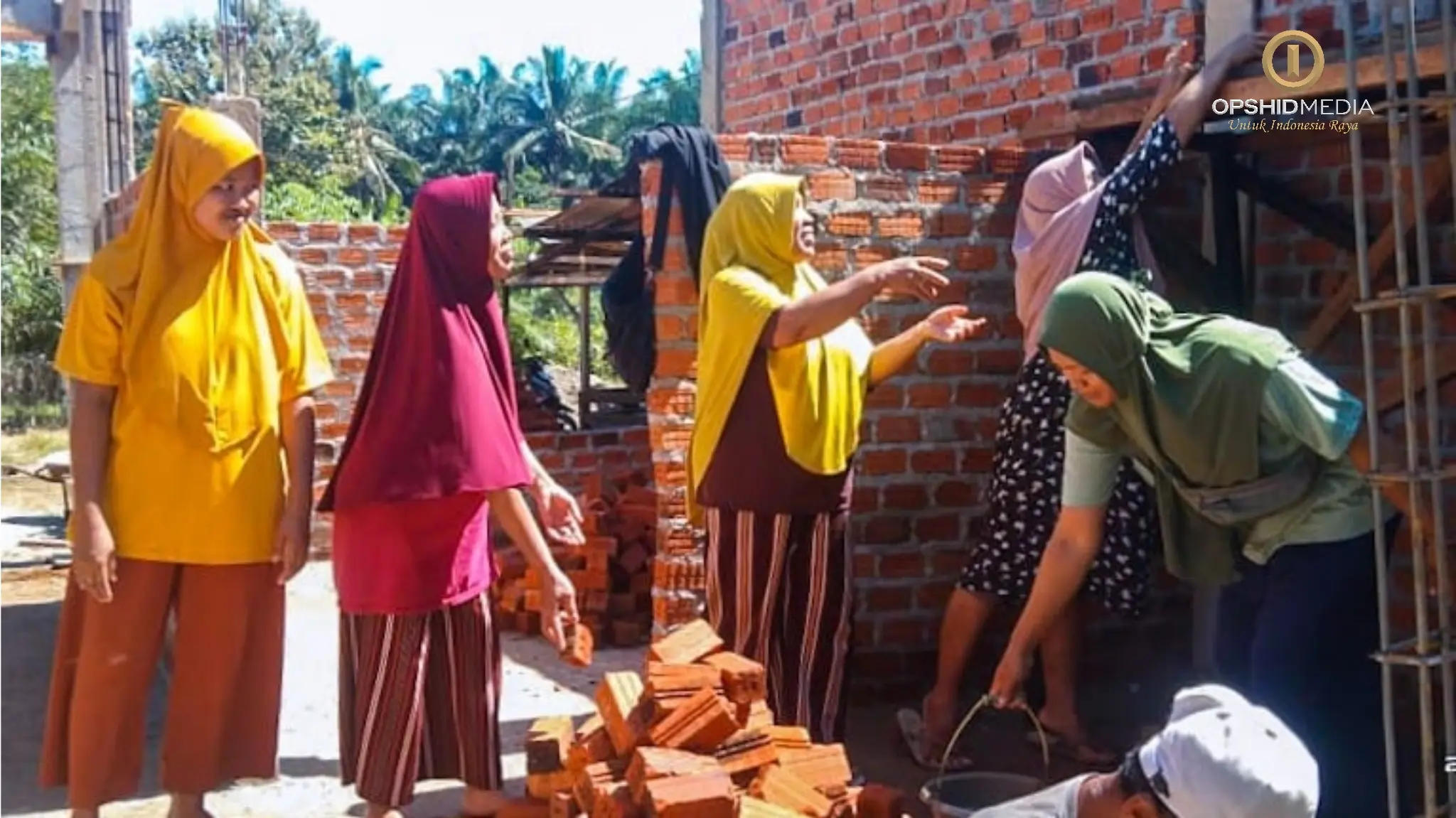 relawan putri membangun rumah.webp (1.06 MB)