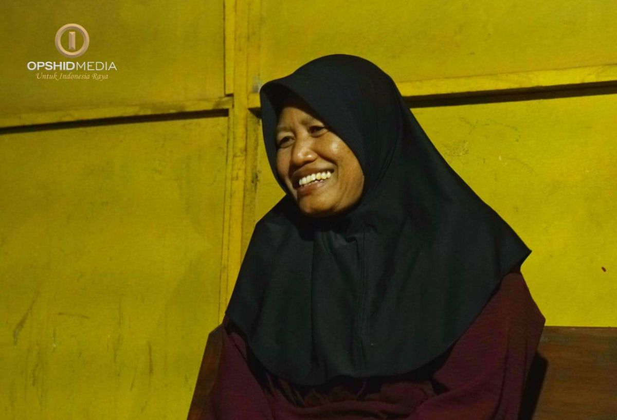 Air Mata di Balik Rumah Papan: Kisah Ibu Carning dari Desa Semanding - Tuban