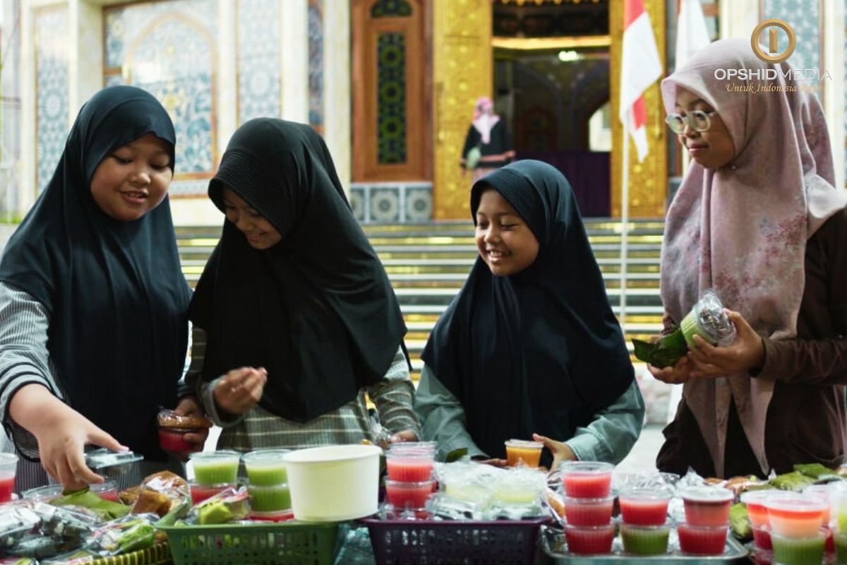 Masjid Fatchan Mubiina Adakan Buka Bersama Sebulan Penuh, Ratusan Warga Sekitar Datang Setiap Harinya