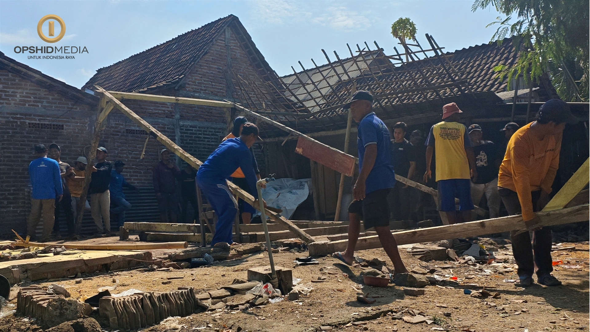 Pembongkaran Rumah: Langkah Pertama Menjelang Peletakan Batu Syukur