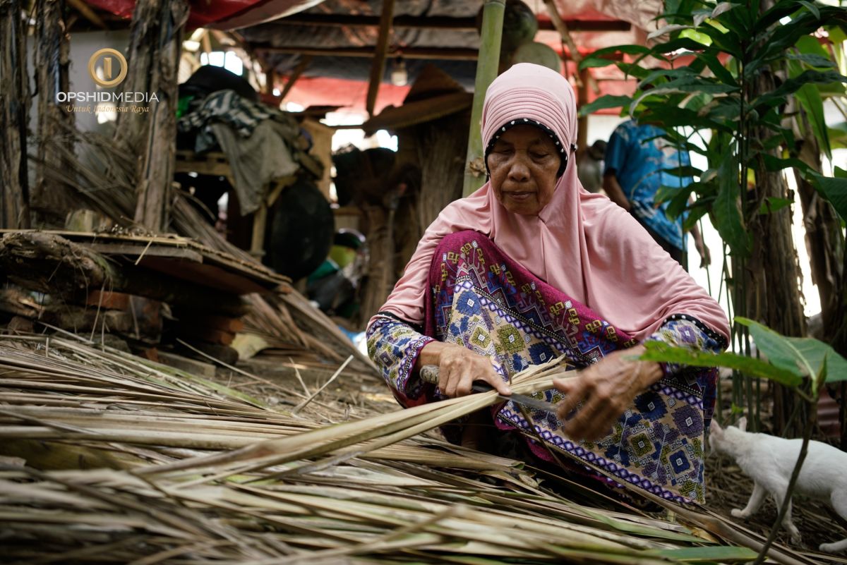 Rasminah: Menunggu Daun Kelapa Mengering dan Gugur Untuk Bisa Makan