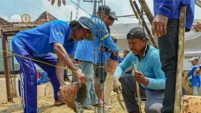 Gotong Royong Para Pemuda, Bangun Rumah Gratis Untuk Warga.