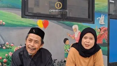 Sanusi: Menahan Sakit Sembari Menjahit di Bawah Atap Rapuh Hampir Runtuh