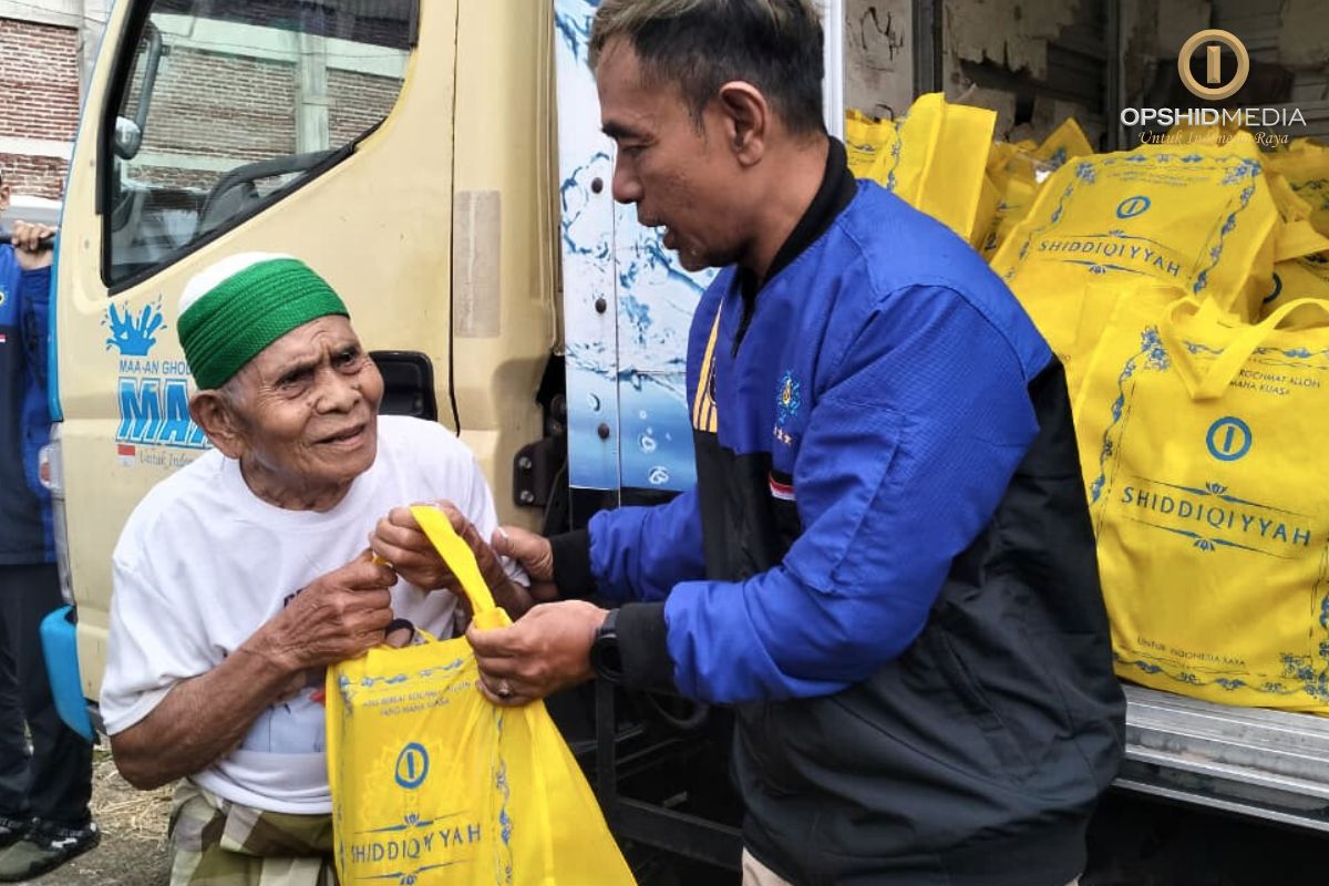 Shiddiqiyyah Salurkan Ratusan Paket Santunan bagi Korban Bencana Banjarnegara dan Cilacap