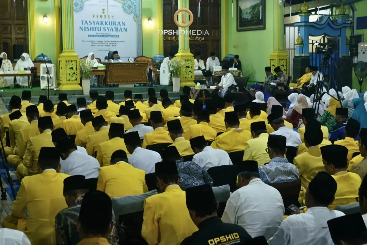 Syukuri Malam Nishfu Sya'ban, Mursyid Thoriqoh Shiddiqiyyah Bimbing Jamaah Berdo'a Tiga Permohonan