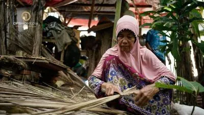 Rasminah: Menunggu Daun Kelapa Mengering dan Gugur Untuk Bisa Makan