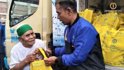 Shiddiqiyyah Salurkan Ratusan Paket Santunan bagi Korban Bencana Banjarnegara dan Cilacap