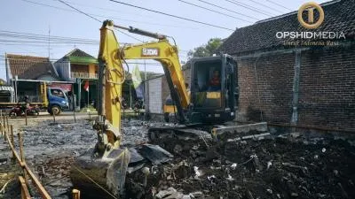 Totalitas! OPSHID Gunakan Alat Berat untuk Bangun Rumah Gratis